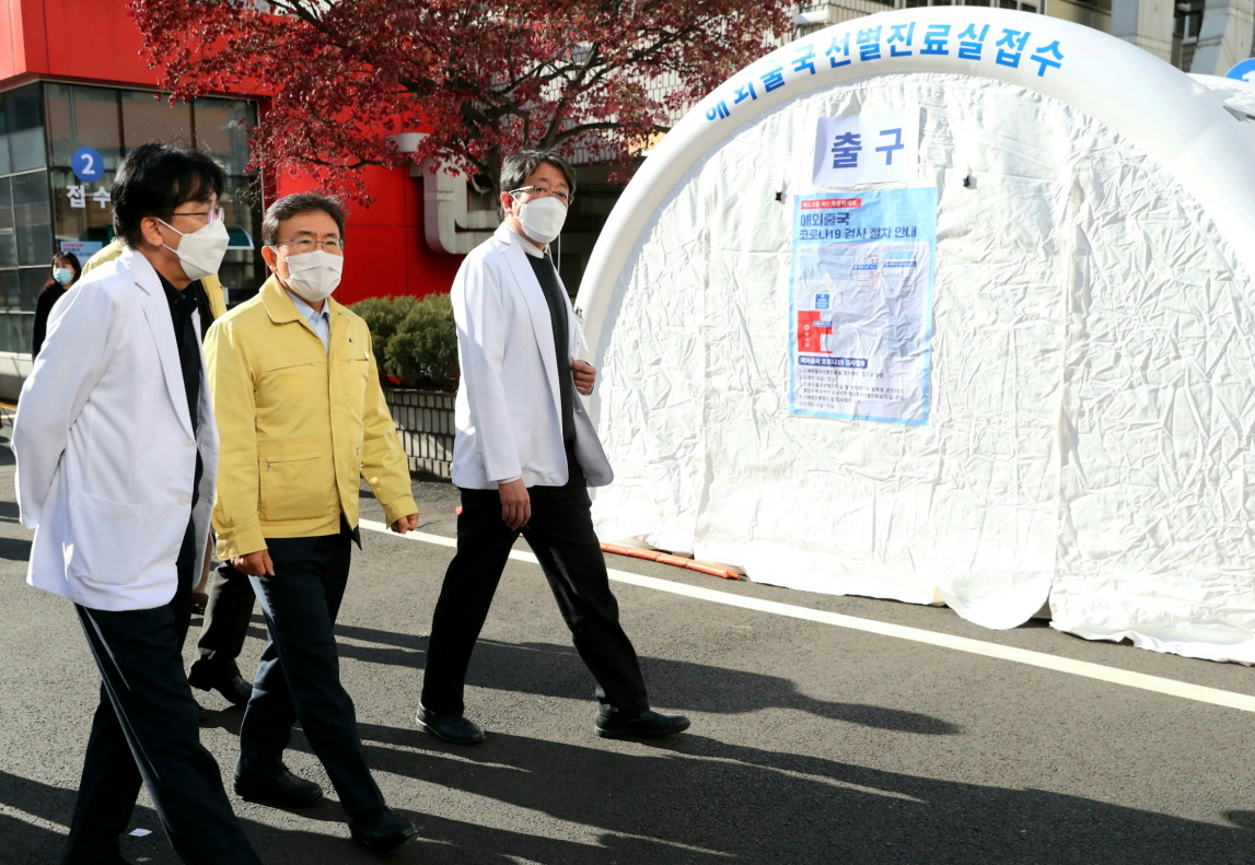 Minister Kwon Visits Joint Situation Room in Seoul Area 사진16