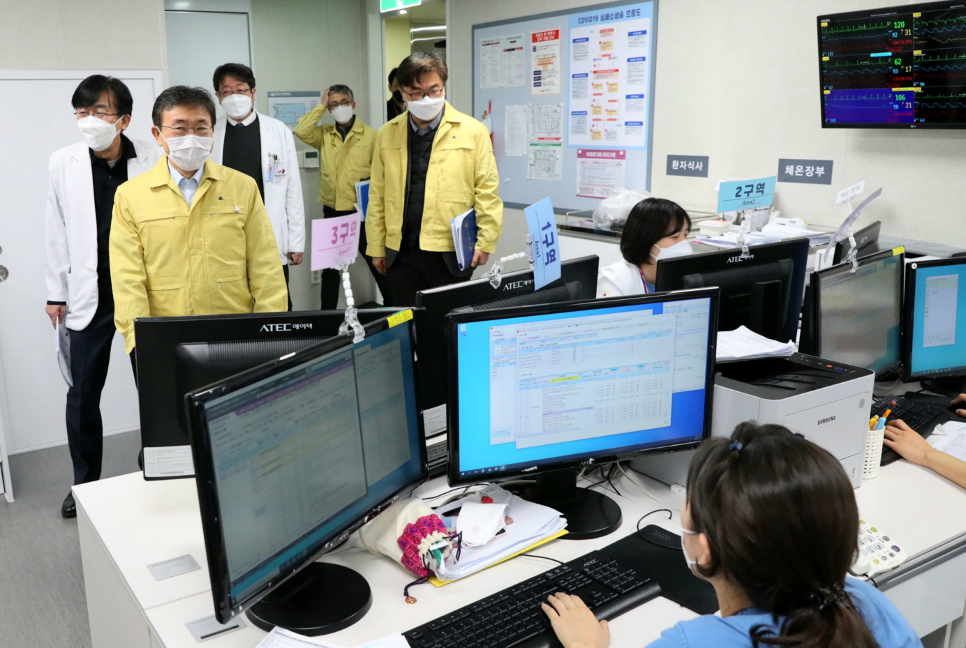 Minister Kwon Visits Joint Situation Room in Seoul Area 사진3