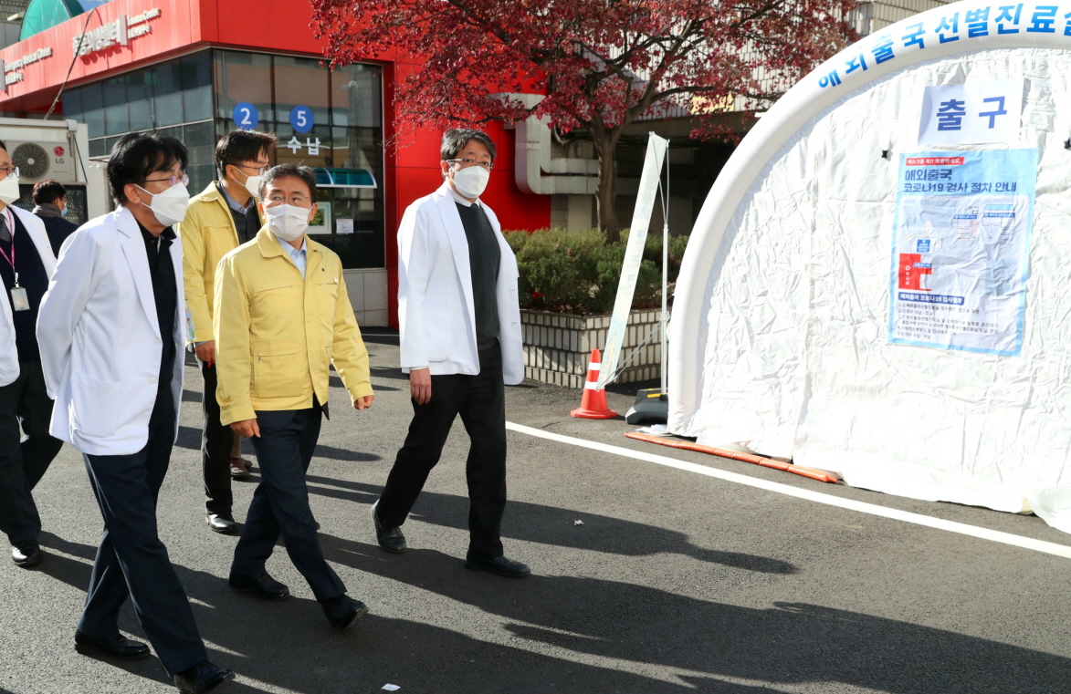 Minister Kwon Visits Joint Situation Room in Seoul Area 사진8